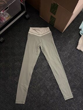 NVGTN Sage Green High-Waist Leggings with Contrast Waistband
